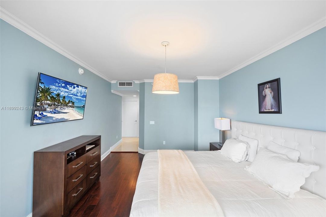 For Sale: $1,950,000 (2 beds, 2 baths, 1550 Square Feet)