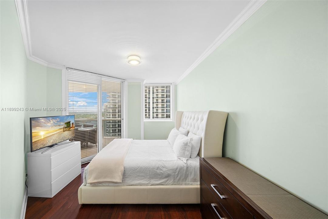 For Sale: $1,950,000 (2 beds, 2 baths, 1550 Square Feet)