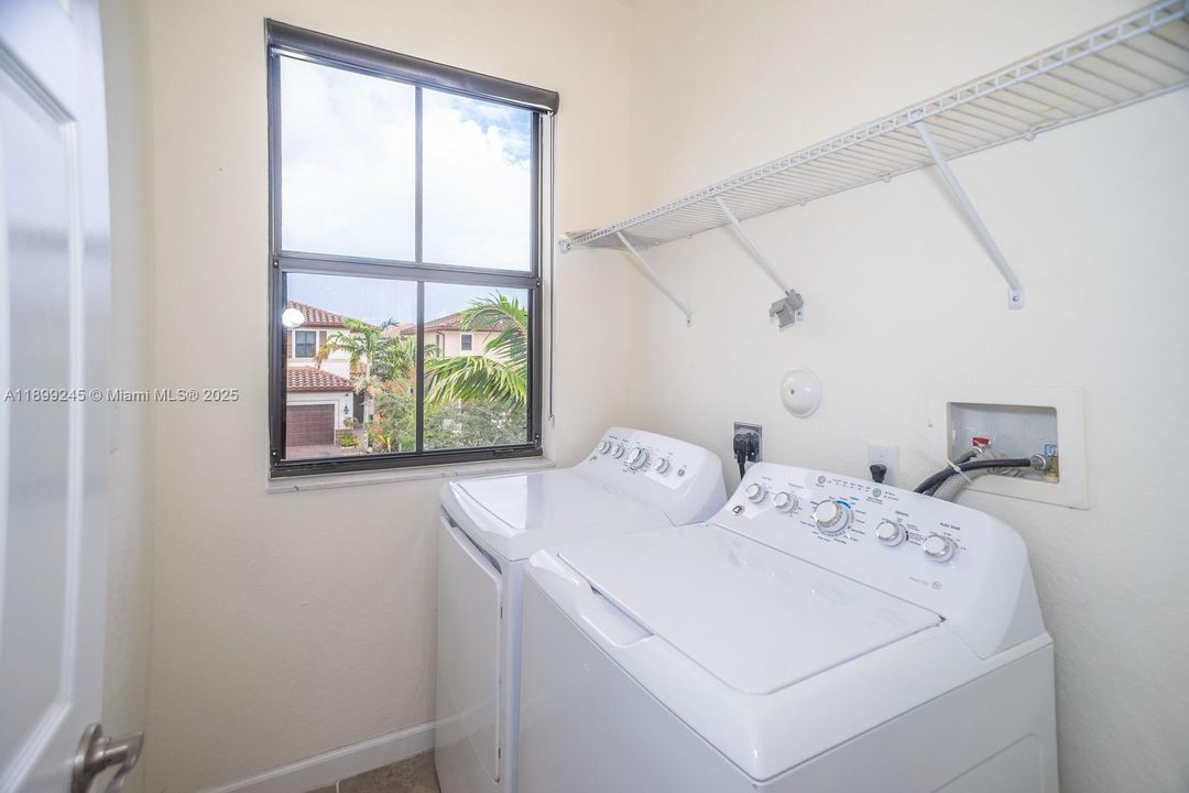 For Sale: $530,000 (5 beds, 2 baths, 2504 Square Feet)