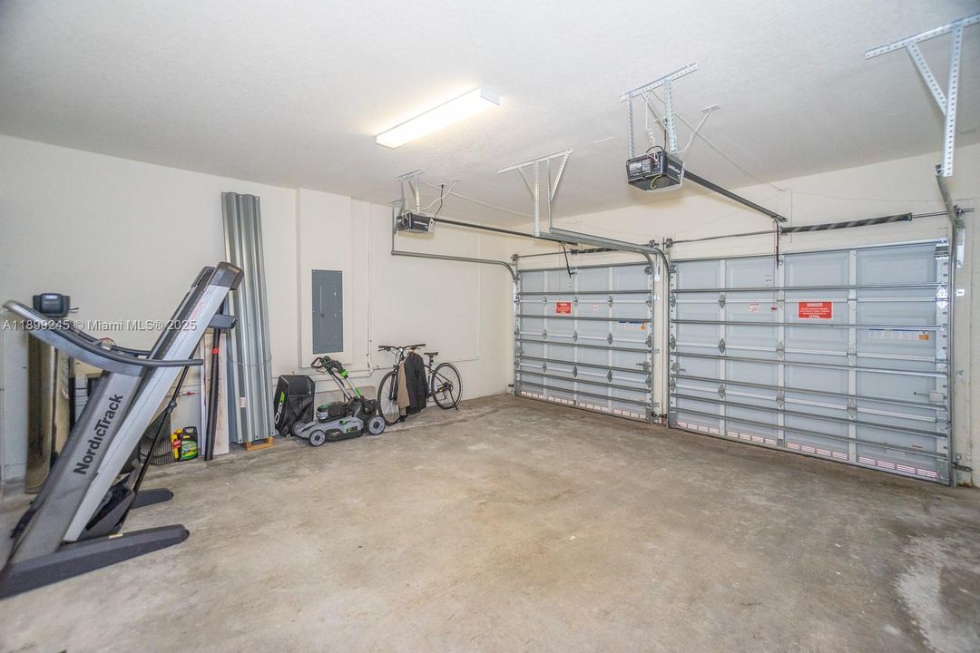 For Sale: $530,000 (5 beds, 2 baths, 2504 Square Feet)