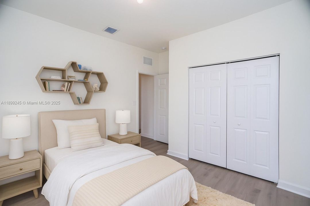 For Sale: $530,000 (5 beds, 2 baths, 2504 Square Feet)