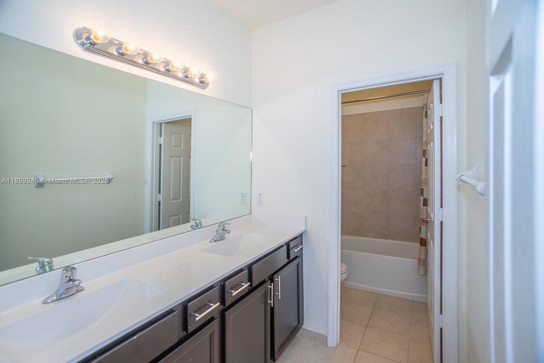 For Sale: $530,000 (5 beds, 2 baths, 2504 Square Feet)