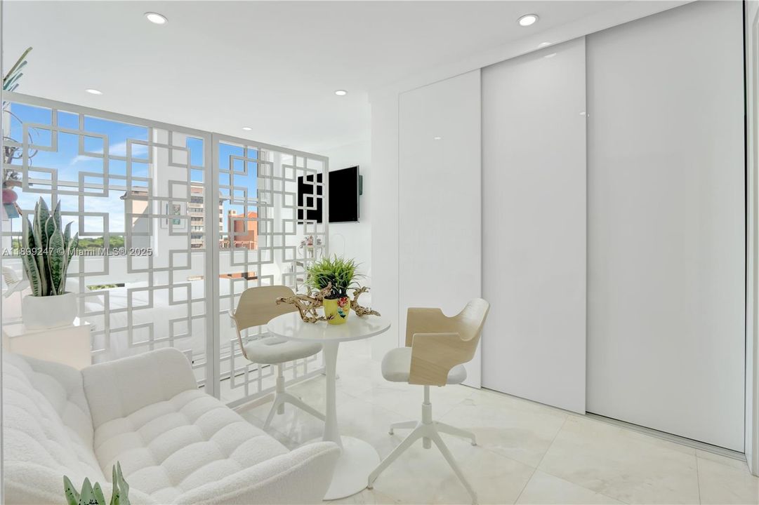 For Rent: $2,400 (0 beds, 1 baths, 440 Square Feet)