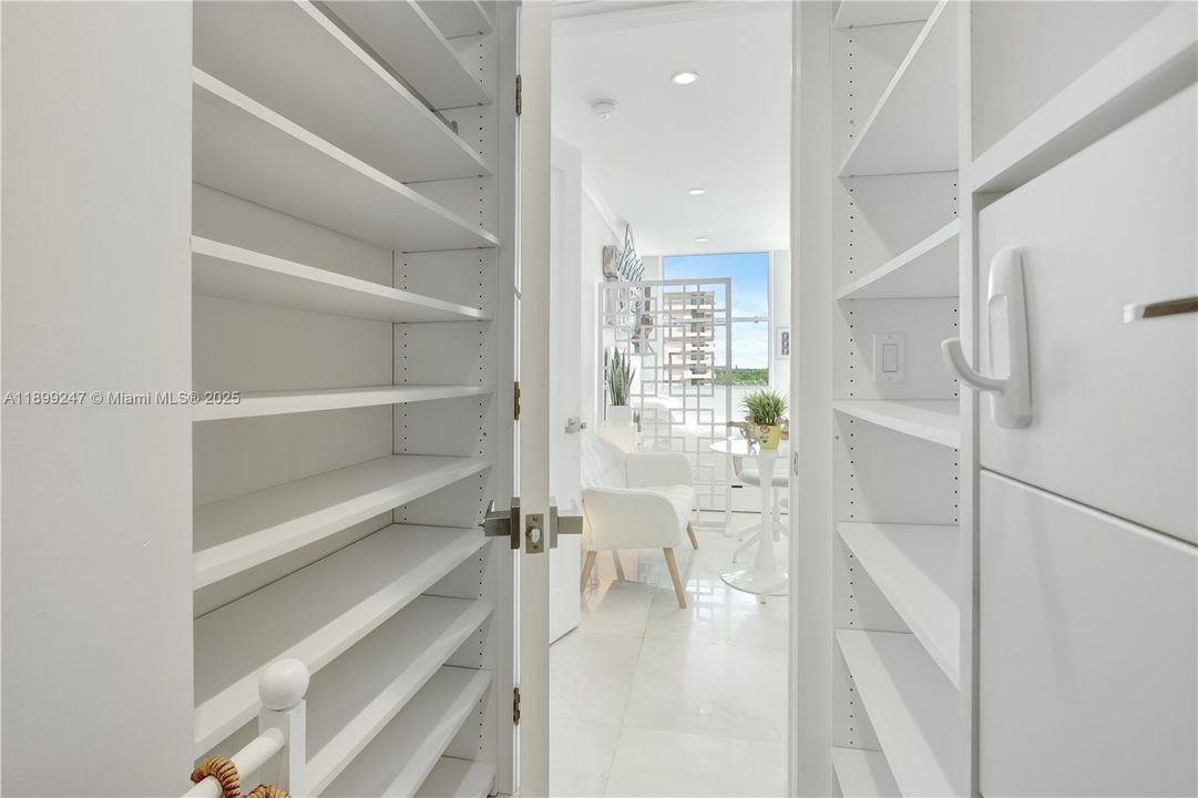 For Rent: $2,400 (0 beds, 1 baths, 440 Square Feet)