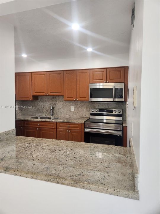 For Rent: $1,800 (1 beds, 1 baths, 873 Square Feet)