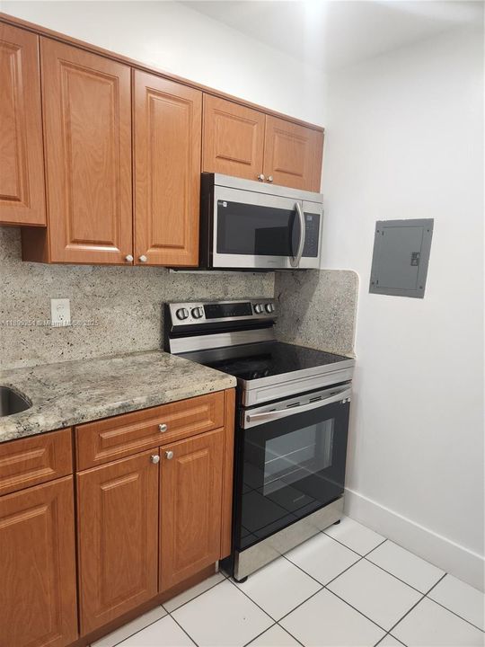 For Rent: $1,800 (1 beds, 1 baths, 873 Square Feet)