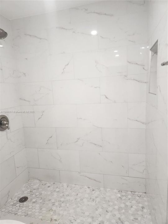 For Rent: $1,800 (1 beds, 1 baths, 873 Square Feet)