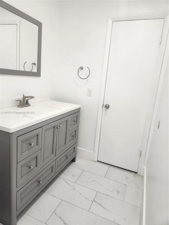 For Rent: $1,800 (1 beds, 1 baths, 873 Square Feet)