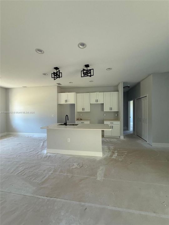 En Venta: $305,000 (4 camas, 2 baños, 1607 Pies cuadrados)