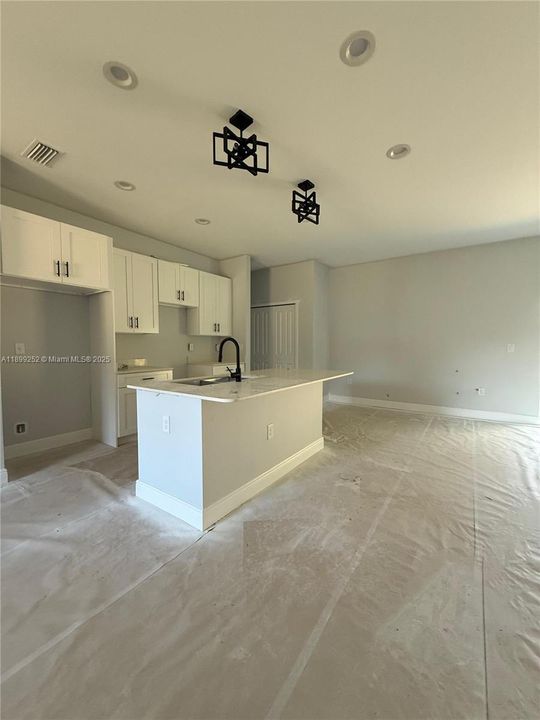 En Venta: $305,000 (4 camas, 2 baños, 1607 Pies cuadrados)