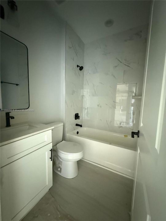 En Venta: $305,000 (4 camas, 2 baños, 1607 Pies cuadrados)