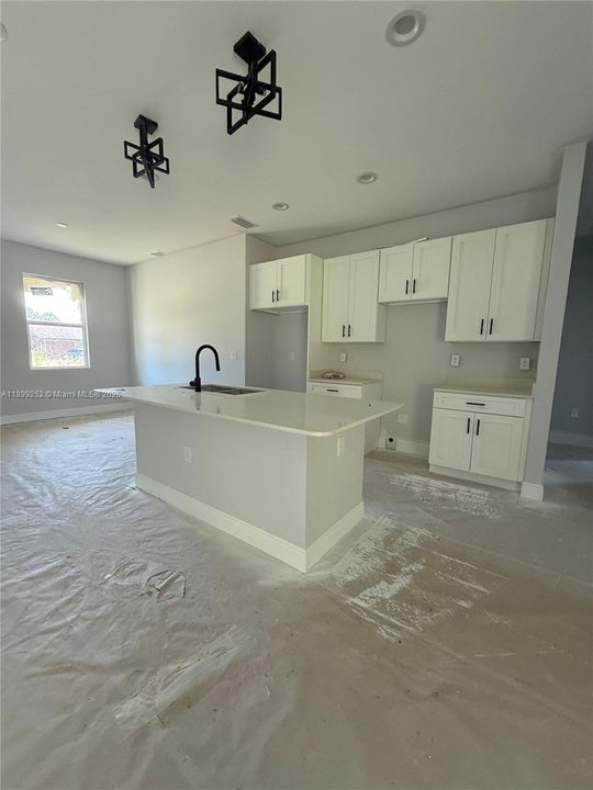 En Venta: $305,000 (4 camas, 2 baños, 1607 Pies cuadrados)