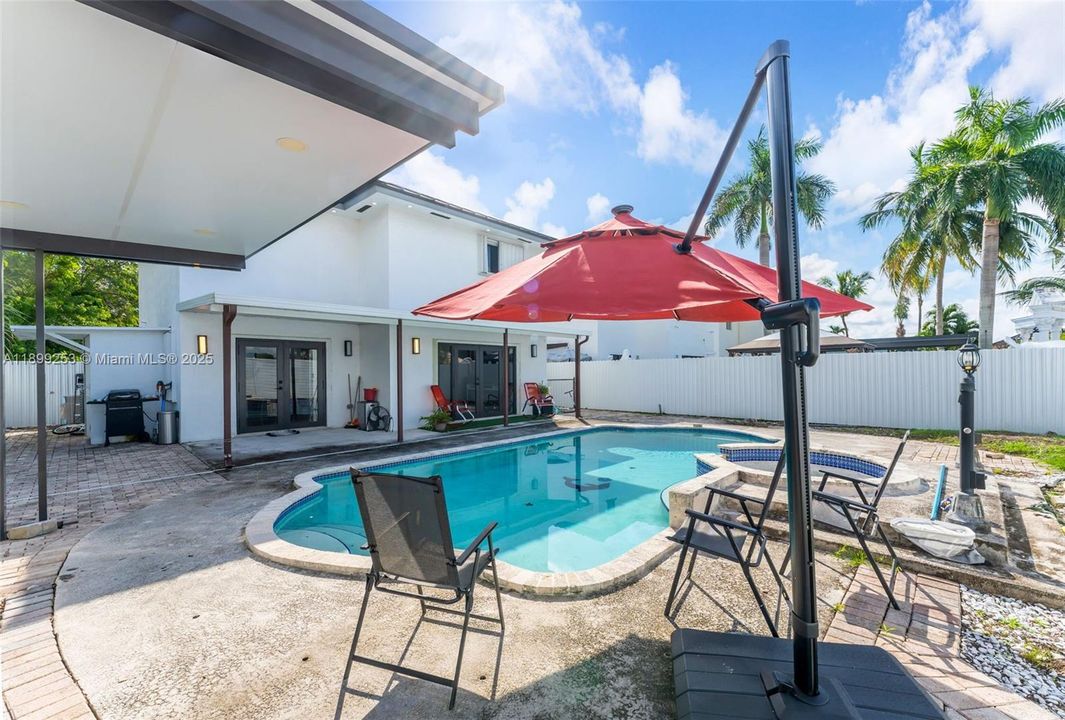 En Venta: $680,000 (3 camas, 2 baños, 1642 Pies cuadrados)