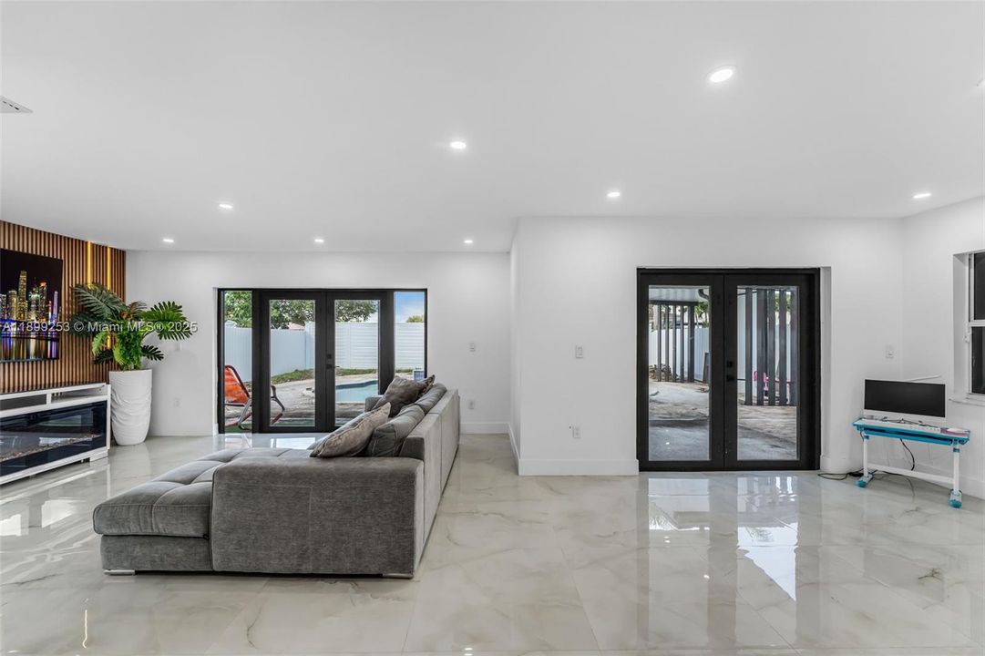 En Venta: $680,000 (3 camas, 2 baños, 1642 Pies cuadrados)