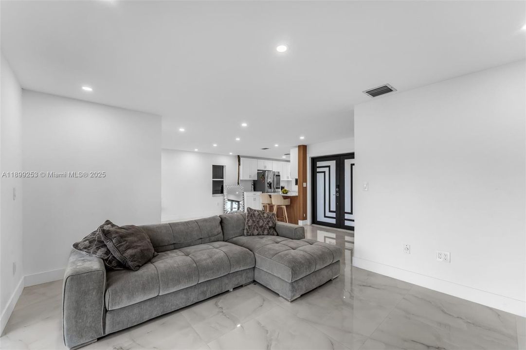 En Venta: $680,000 (3 camas, 2 baños, 1642 Pies cuadrados)