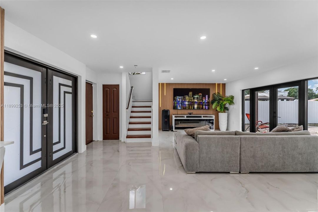 En Venta: $680,000 (3 camas, 2 baños, 1642 Pies cuadrados)