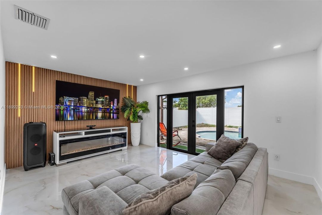 En Venta: $680,000 (3 camas, 2 baños, 1642 Pies cuadrados)