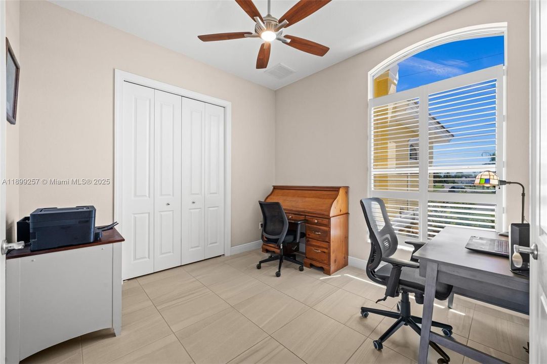 Bright and airy office space or a 4th bedroom