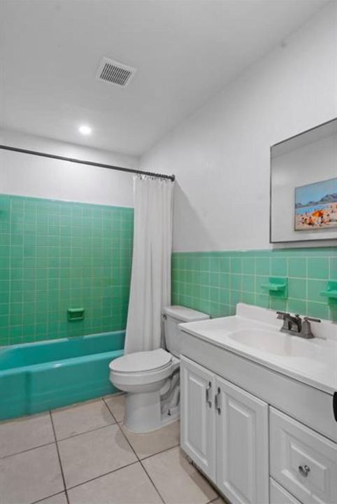 Unit 4 Bathroom