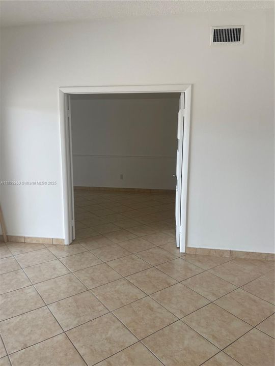 Recently Rented: $3,000 (3 beds, 2 baths, 1446 Square Feet)