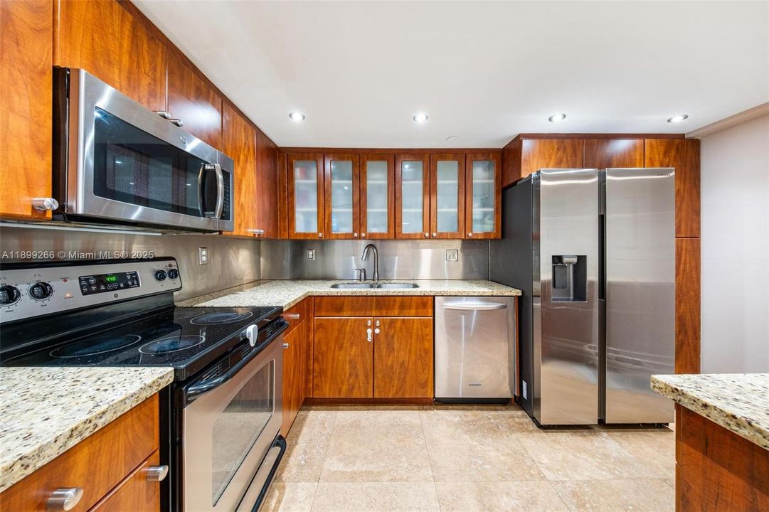 На продажу: $440,000 (2 спален, 2 ванн, 1268 Квадратных фут)