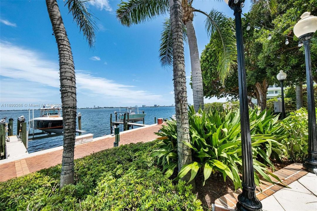 На продажу: $440,000 (2 спален, 2 ванн, 1268 Квадратных фут)