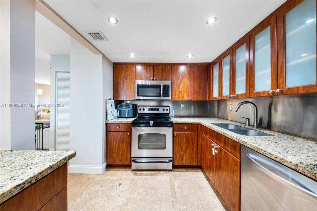 На продажу: $440,000 (2 спален, 2 ванн, 1268 Квадратных фут)