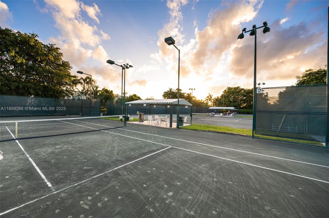 На продажу: $440,000 (2 спален, 2 ванн, 1268 Квадратных фут)