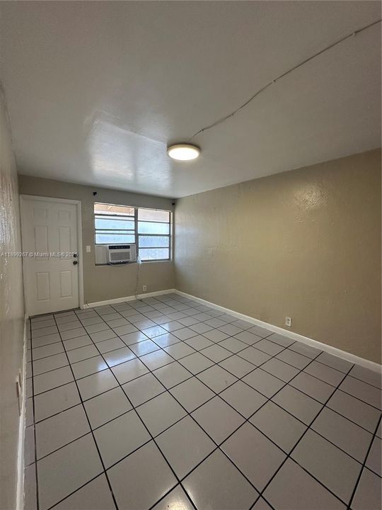 For Rent: $1,200 (1 beds, 1 baths, 435 Square Feet)