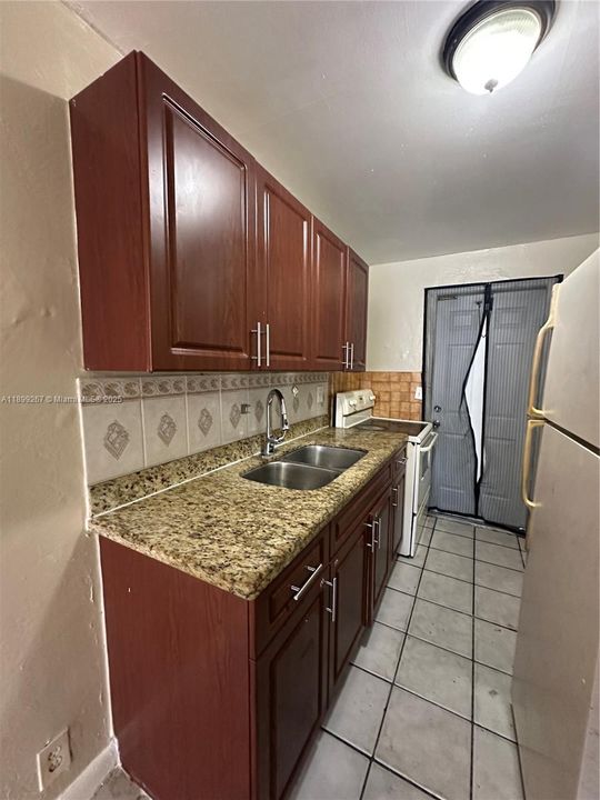 For Rent: $1,200 (1 beds, 1 baths, 435 Square Feet)