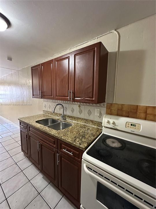 For Rent: $1,200 (1 beds, 1 baths, 435 Square Feet)