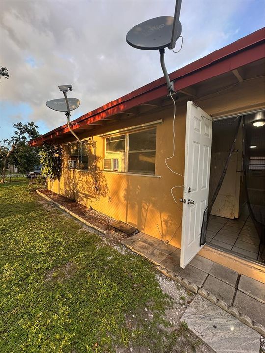 For Rent: $1,200 (1 beds, 1 baths, 435 Square Feet)