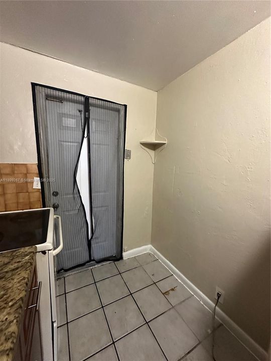 For Rent: $1,200 (1 beds, 1 baths, 435 Square Feet)