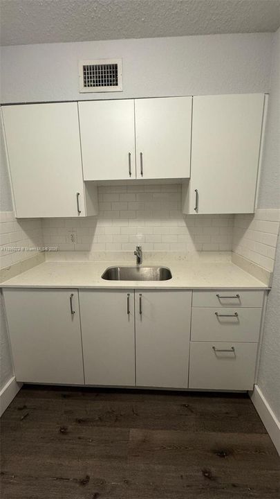 На продажу: $227,500 (2 спален, 1 ванн, 614 Квадратных фут)