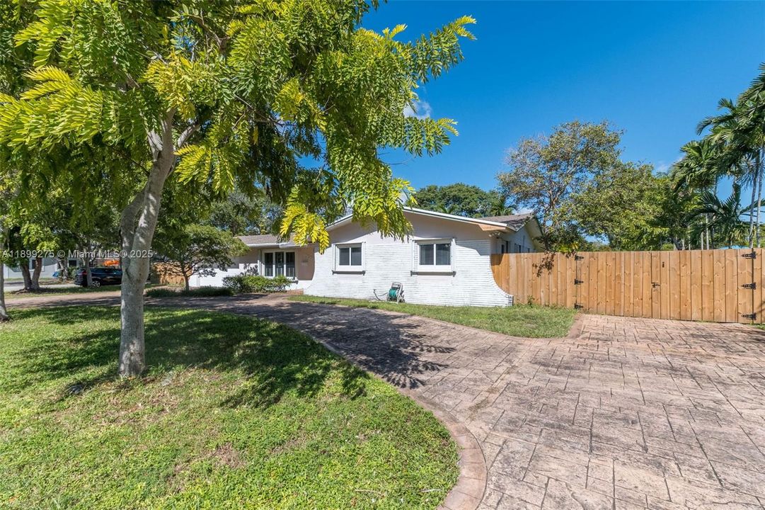 Active With Contract: $965,000 (4 beds, 3 baths, 2038 Square Feet)