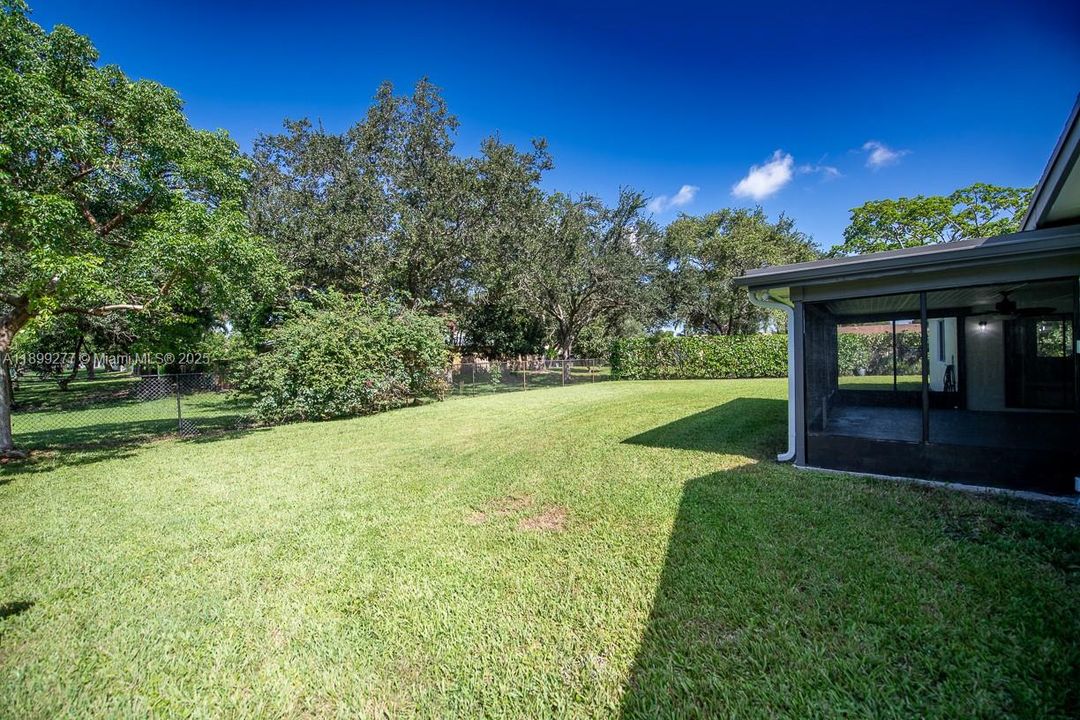 Под контрактом: $735,000 (3 спален, 2 ванн, 2053 Квадратных фут)