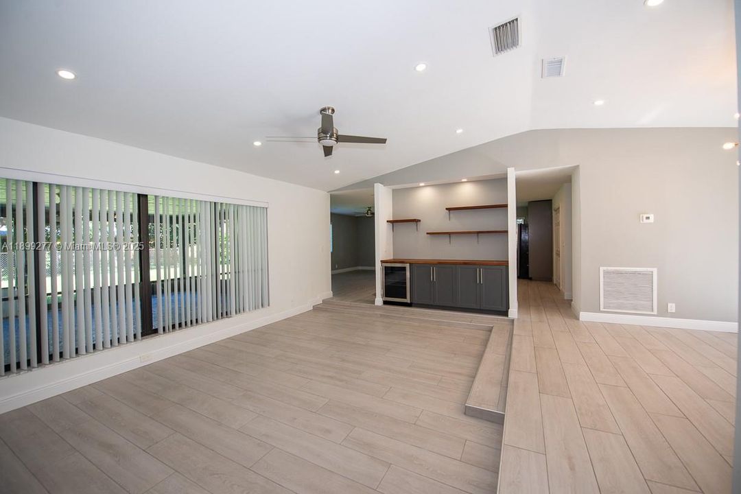 Под контрактом: $735,000 (3 спален, 2 ванн, 2053 Квадратных фут)