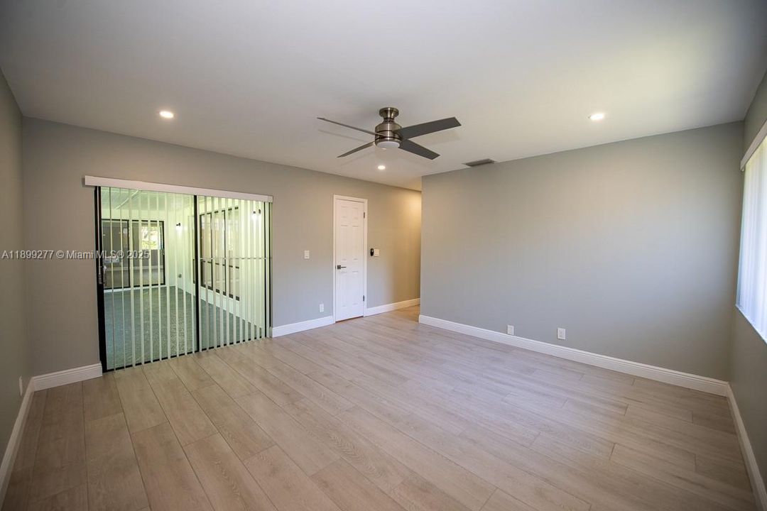 Под контрактом: $735,000 (3 спален, 2 ванн, 2053 Квадратных фут)