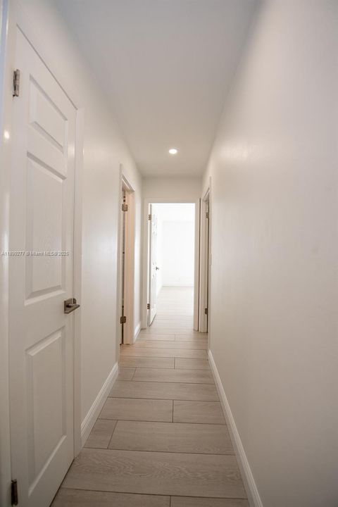 Под контрактом: $735,000 (3 спален, 2 ванн, 2053 Квадратных фут)