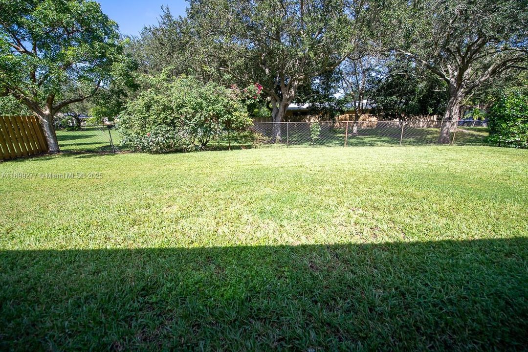 Под контрактом: $735,000 (3 спален, 2 ванн, 2053 Квадратных фут)