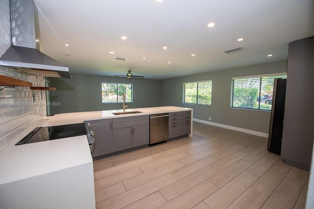 Под контрактом: $735,000 (3 спален, 2 ванн, 2053 Квадратных фут)