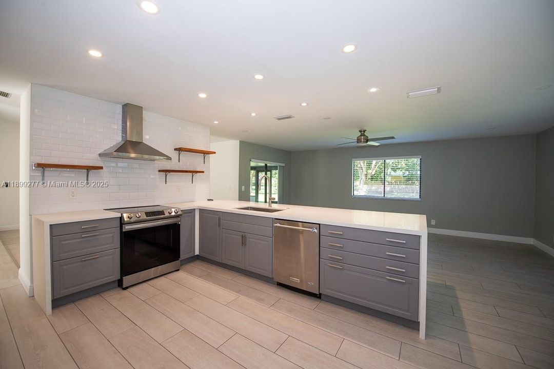 Под контрактом: $735,000 (3 спален, 2 ванн, 2053 Квадратных фут)