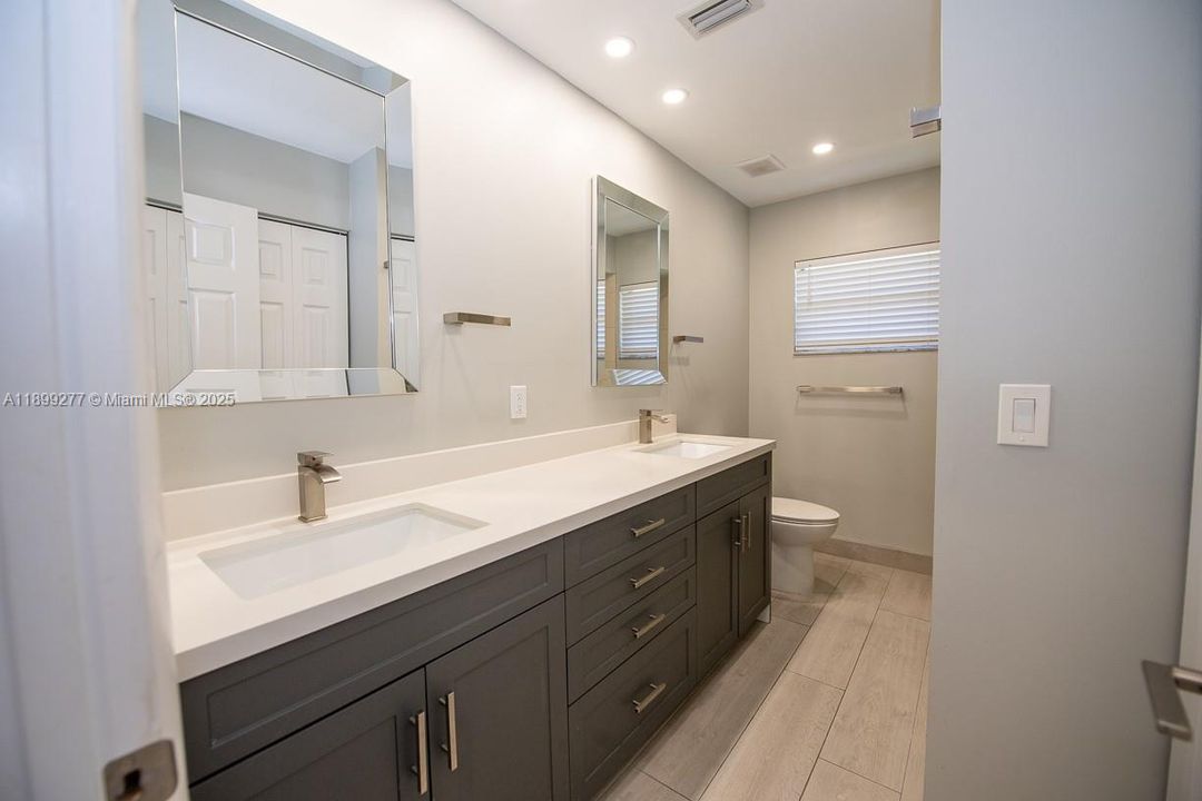 Под контрактом: $735,000 (3 спален, 2 ванн, 2053 Квадратных фут)