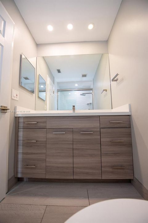 Под контрактом: $735,000 (3 спален, 2 ванн, 2053 Квадратных фут)