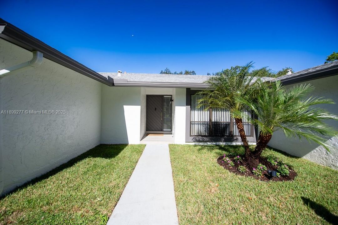 Под контрактом: $735,000 (3 спален, 2 ванн, 2053 Квадратных фут)