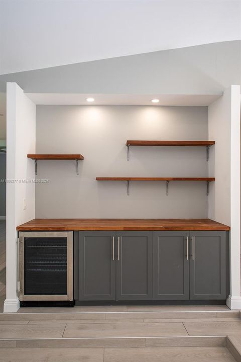 Под контрактом: $735,000 (3 спален, 2 ванн, 2053 Квадратных фут)