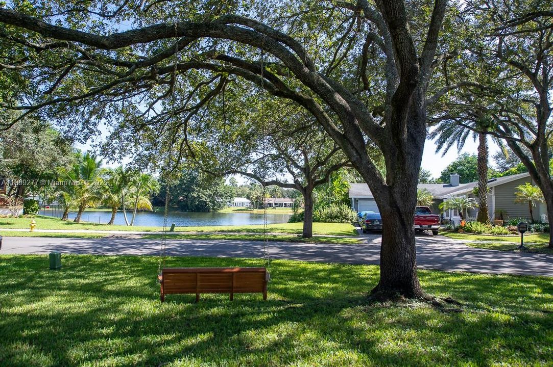 Под контрактом: $735,000 (3 спален, 2 ванн, 2053 Квадратных фут)