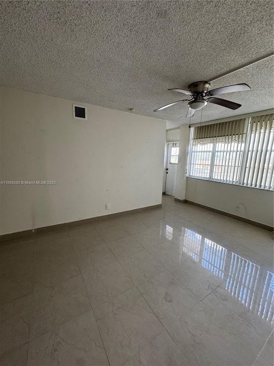 待售: $175,000 (2 贝兹, 2 浴室, 1112 平方英尺)