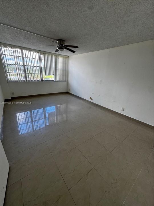 待售: $175,000 (2 贝兹, 2 浴室, 1112 平方英尺)