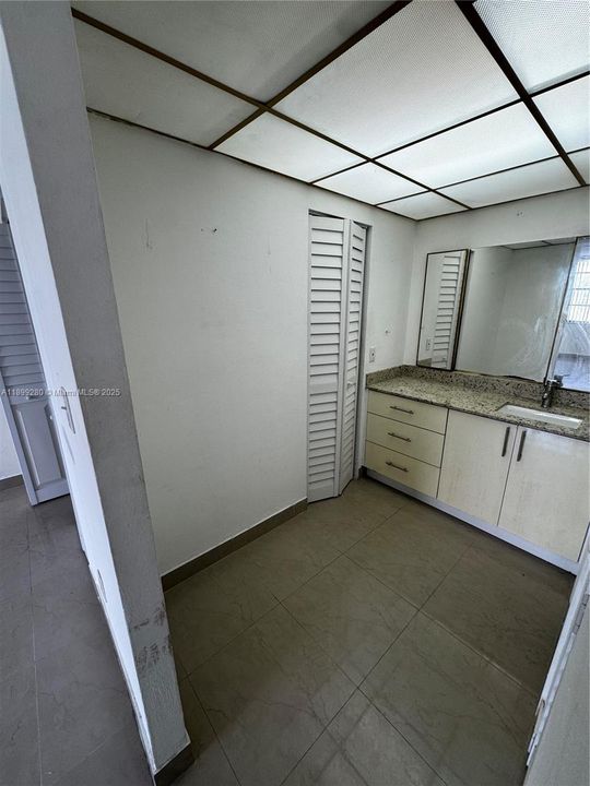 待售: $175,000 (2 贝兹, 2 浴室, 1112 平方英尺)